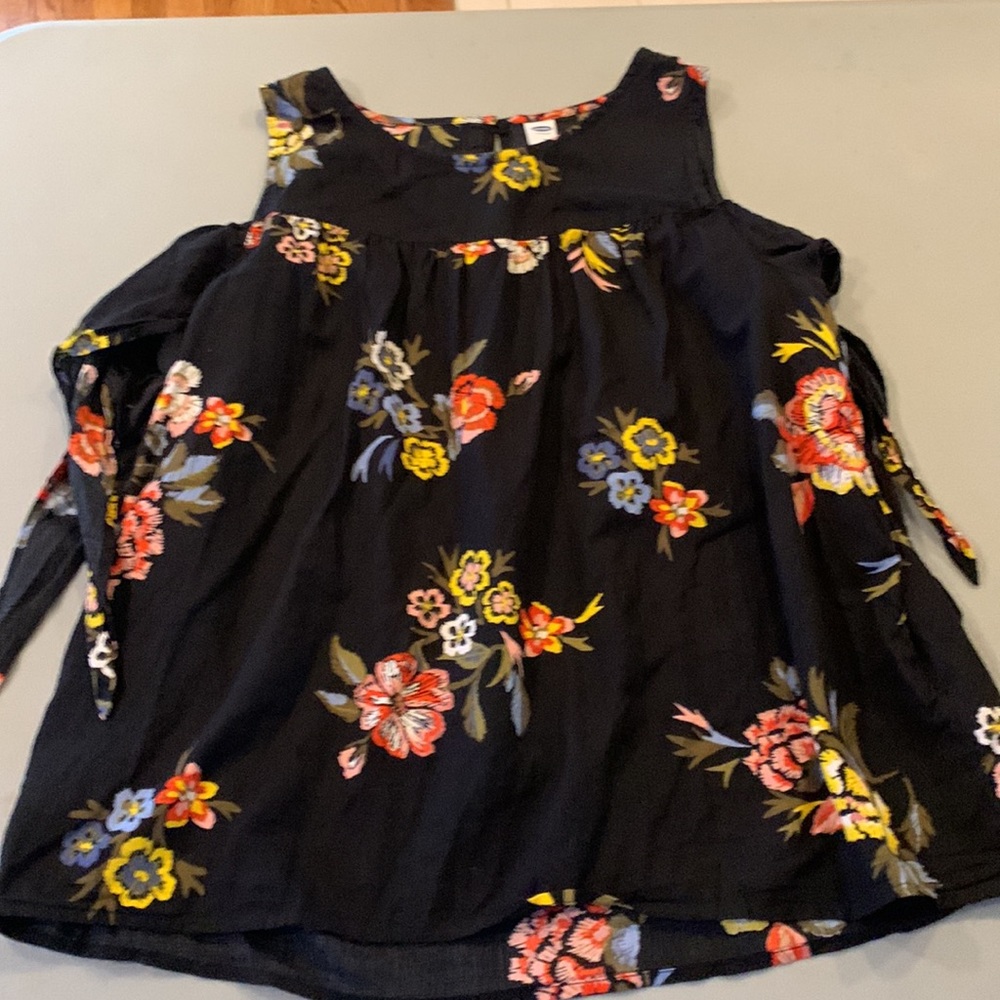 Old Navy women’s blouses 2 (1 yellow & 1 black) - Picture 3 of 12